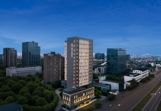 上海大宁国际马戏城亚朵酒店外景图