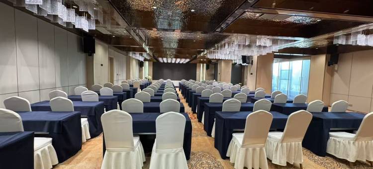 伊宁市政府伊犁河丽呈华廷酒店图片