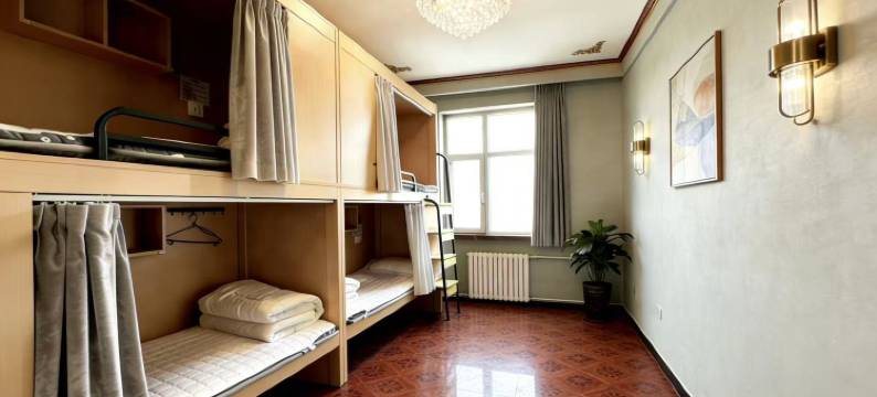 西域小蜜蜂青年旅舍(乌鲁木齐铁路局地铁站店)图片