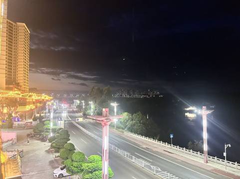栖尘酒店(屏山县3A体育公园马湖公园店)图片