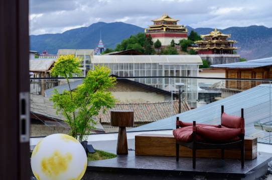 相逢不晚SilveryMoonlight|慢城供氧设计师民宿(独克宗古城大佛寺转经筒店)