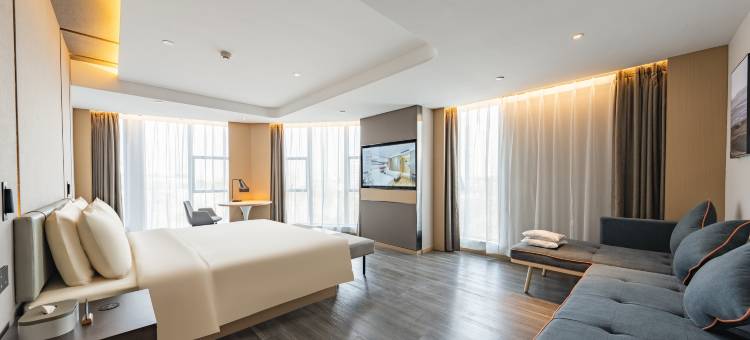 重庆西站站前广场亚朵酒店图片