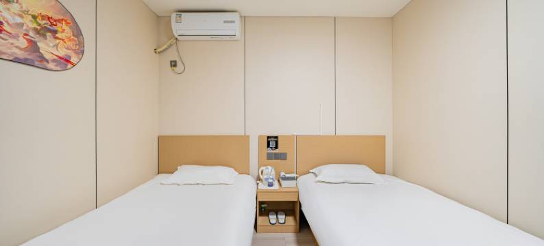 际庭青旅(北外滩平凉路地铁站店)图片