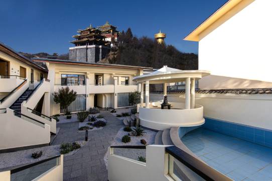 半渡·供氧Holiday Villa设计师奢享度假民宿(独克宗古城店)