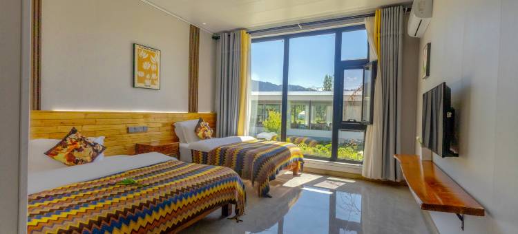 那拉提景区画山游水园林民宿图片