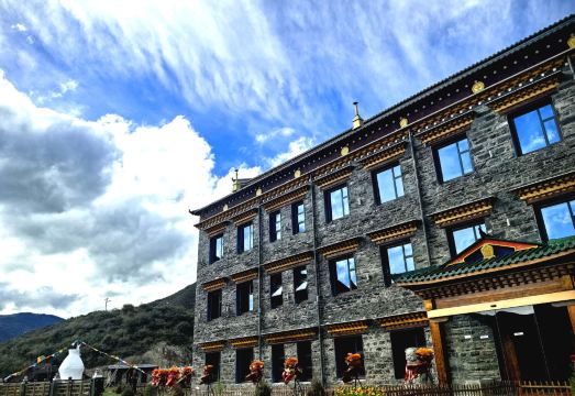 花筑·唐拉颇章·悬崖藏地民宿（牟尼沟风景区店）外景图