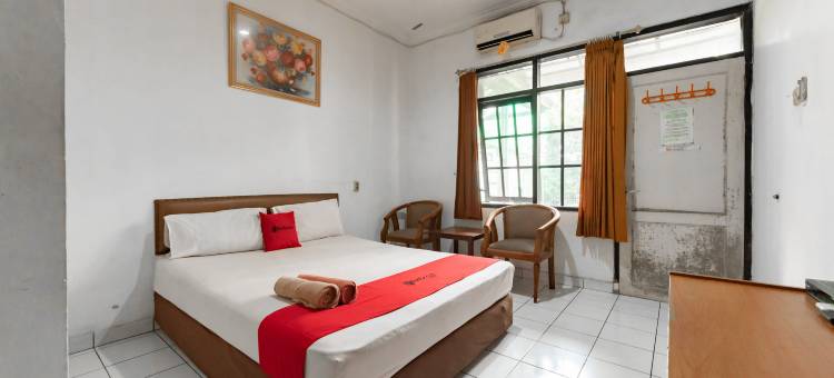 万隆市布瓦巴图红多兹@彭多克库尔尼亚酒店(RedDoorz @ Hotel pondok Kurnia near Buah Batu Bandung)图片