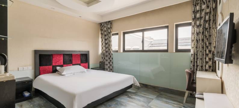 Q加·盐城艾舍主题酒店(宝龙广场店)图片