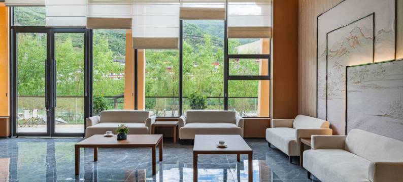 松潘丽呈华廷酒店(黄龙九寨高铁站店)图片