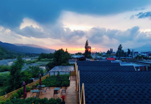 那拉提卿芸民宿外景图