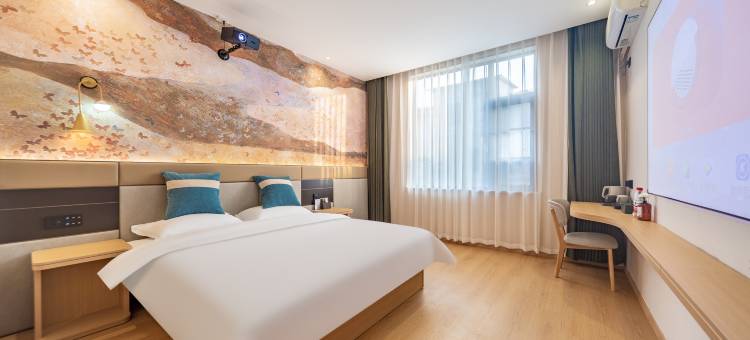 美至·何夕酒店(开封万岁山武侠城仙侠奇境西北湖湿地公园店)图片