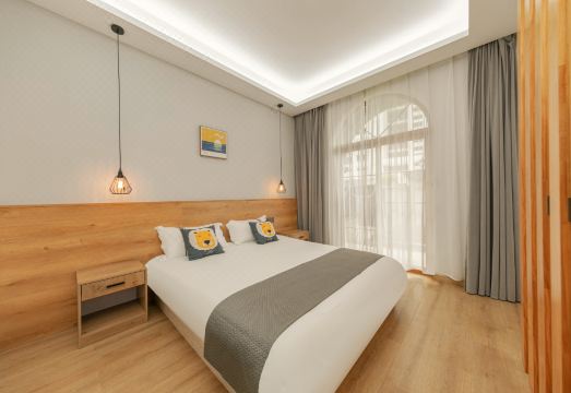 Fly House Homestay Hotel Overview