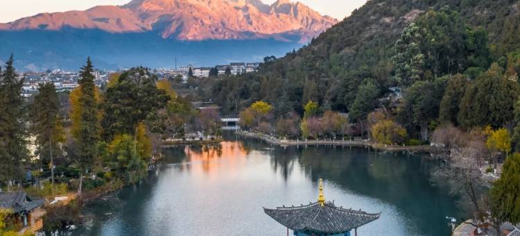 云间丨玉泉映雪Verdant Inn·墨潭观景度假民宿(丽江古城店)图片