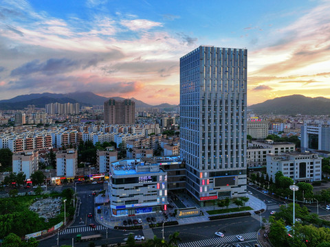 易趣·君临酒店(中山三乡雅居乐车站店)