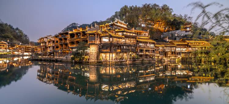 凤凰一泉江景·古桥云影·禅意设计师度假美宿(凤凰古城沱江店)图片
