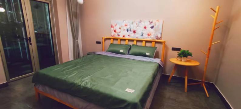 紫藤花开轻奢民宿图片