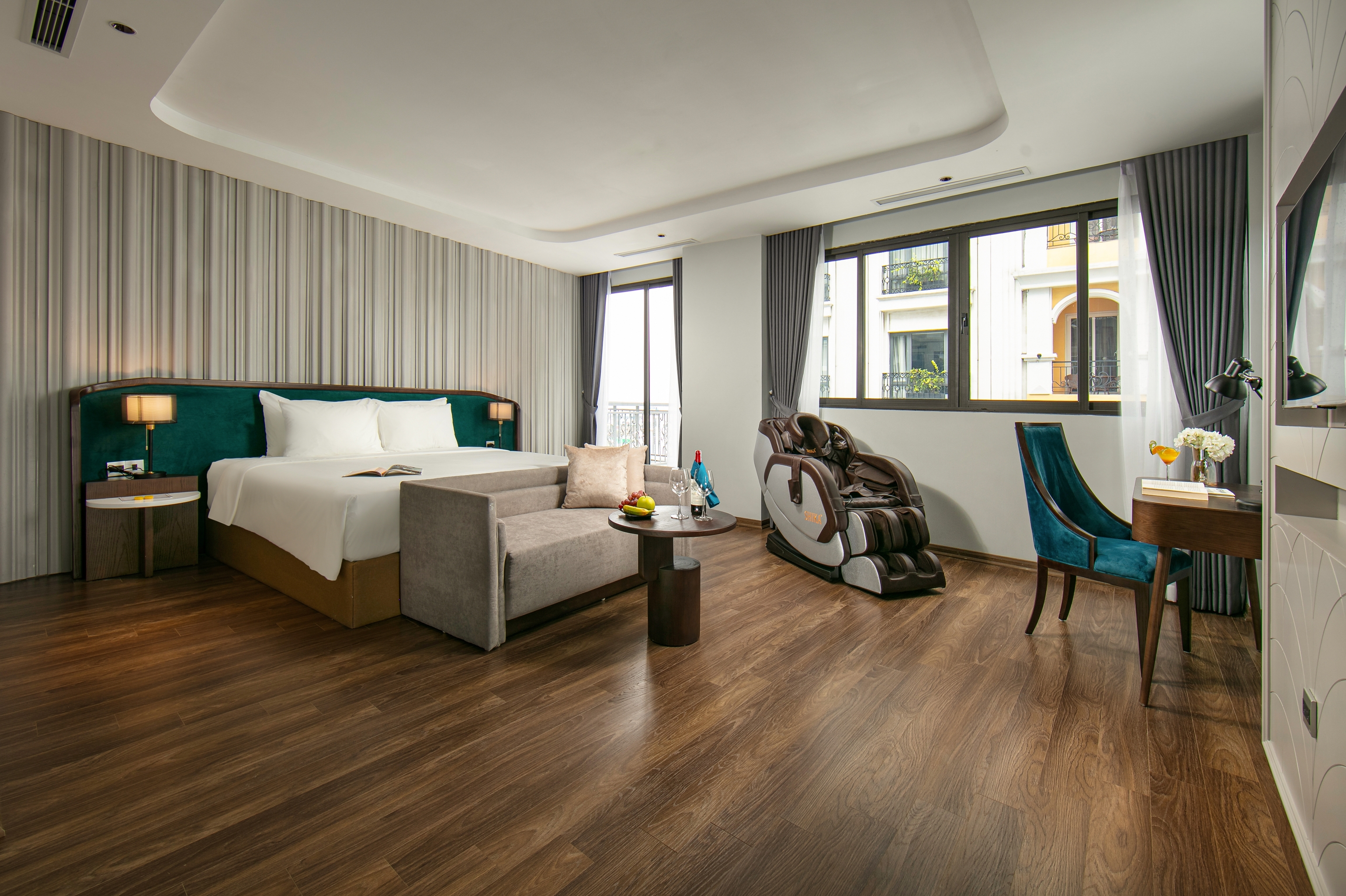 MAY DE VILLE Lakeside Hotel Hotel Overview