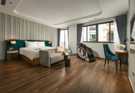 MAY DE VILLE Lakeside Hotel Hotel Overview