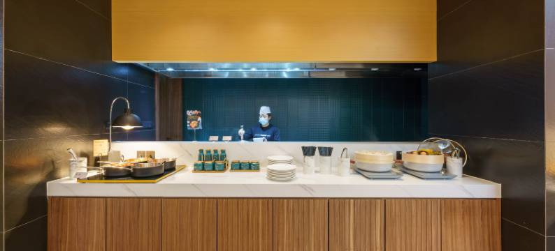 青岛五四广场麦凯乐亚朵酒店图片