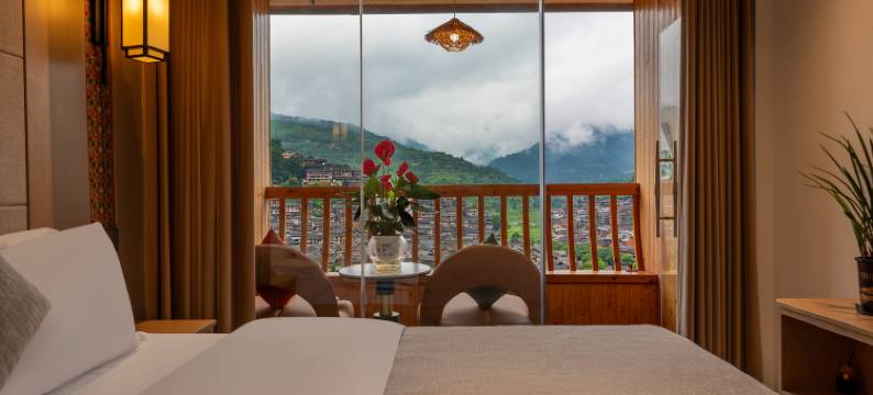 抱月楼·C位景观度假美宿(西江千户苗寨观景台店)图片