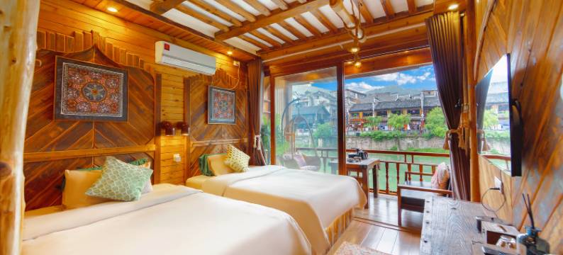 凤凰山雨·桐富吊脚楼江景民宿【虹桥店】图片