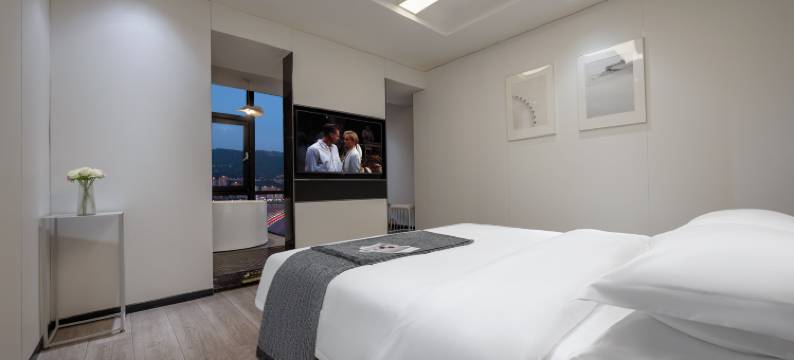 南倾·一岛高空江景酒店(重庆解放碑洪崖洞店)图片