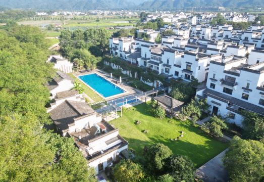 Creek Villa Hotel Overview