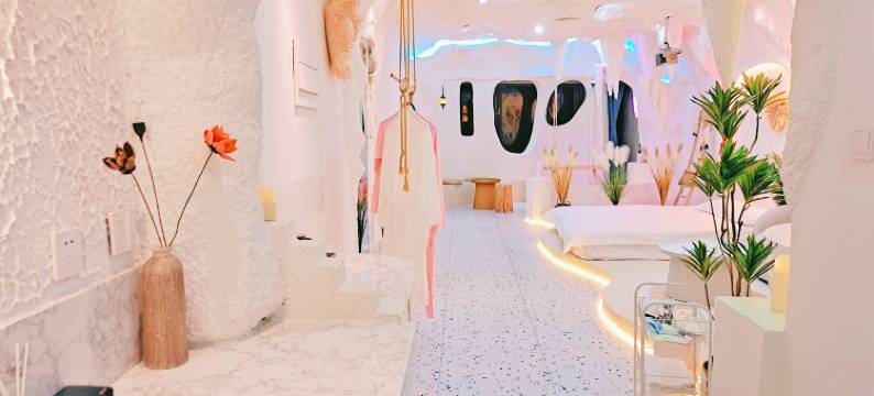 花田里 · 网红洞穴主题观影民宿(延吉延边大学西市场店)图片