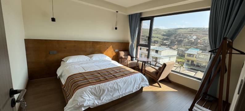 东巴部落民宿(昭通大山包景区店)图片