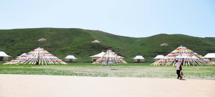 马牙雪山帐篷营地图片