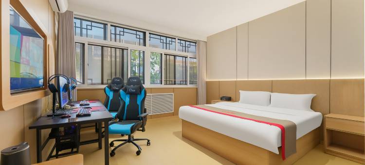 竞族电竞民宿(圣豪购物中心店)图片