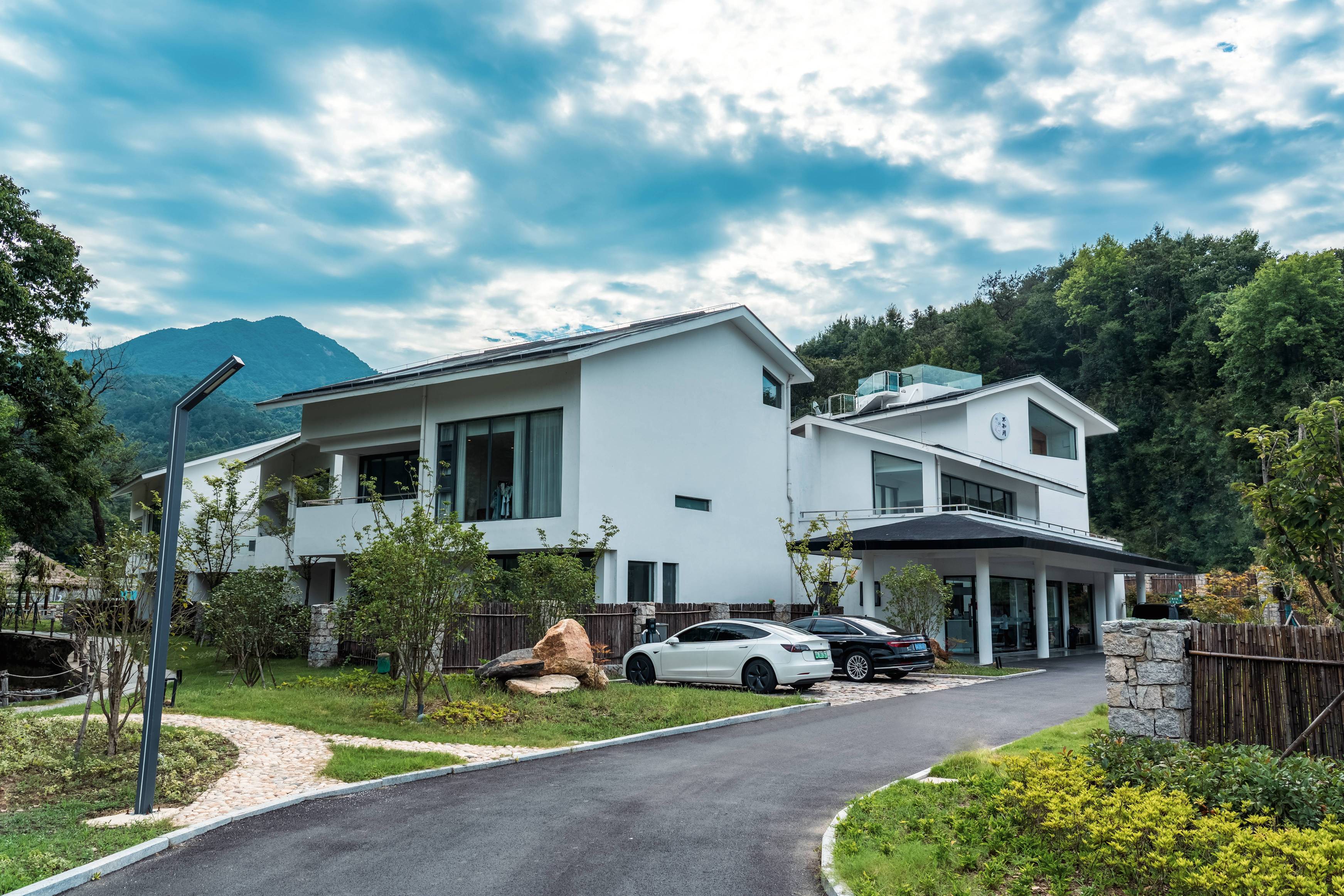 Tingjian·BuZhiZhou Brandy manor wild luxury private soup Homestay (Jinzhai Branch)Over view