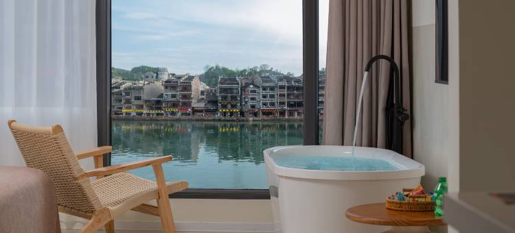 NANBEI楠北·设计师美学民宿(镇远古城新大桥店)图片