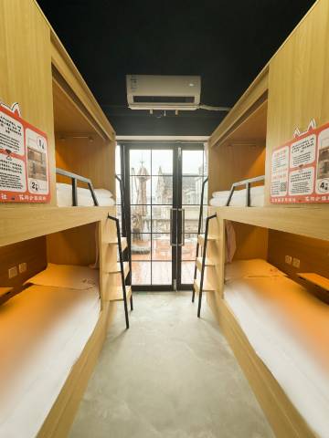 三只猫DEEP青年旅社(东门町店)