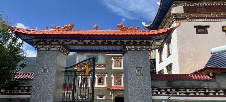 康定龙布仓民宿图片