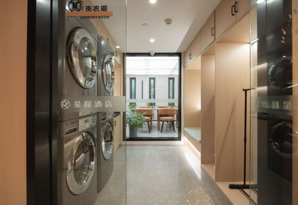 Elan Hotel (Ningbo Beilun Intime City) Hotel Overview