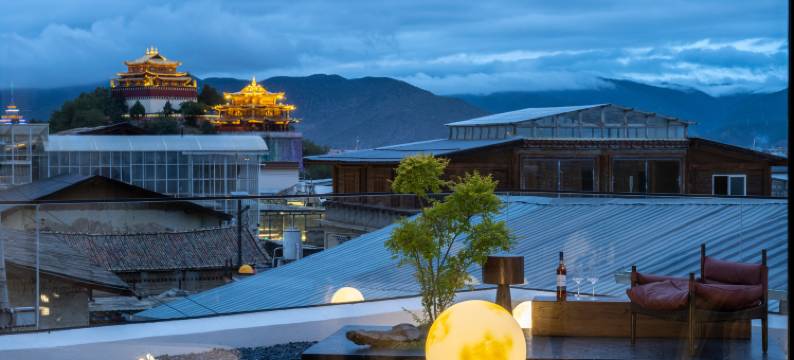 相逢不晚SilveryMoonlight|慢城供氧设计师民宿(独克宗古城大佛寺转经筒店)图片