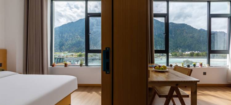 波密枕江山水绘图片