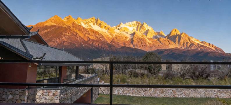 见·石间雪山度假野宿图片