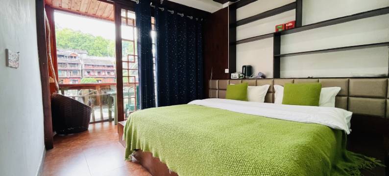 在路上江景民宿(凤凰古城店)图片