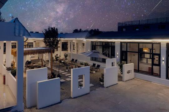 那拉提见山望野民宿