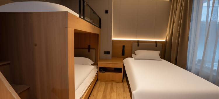 IDJ爱电竞酒店(青岛北站中心医院地铁站店)图片