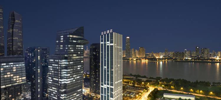 武汉武昌长江中心江景亚朵酒店图片