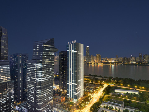 武汉武昌长江中心江景亚朵酒店