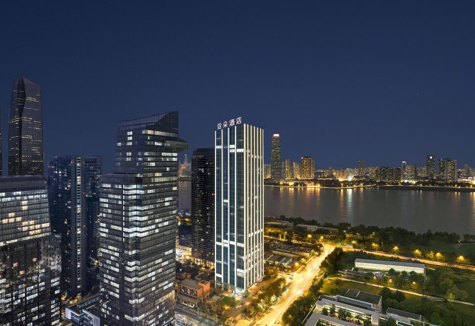 武汉武昌长江中心江景亚朵酒店外景图