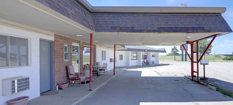 First Inn by OYO Quinter Hwy 70图片