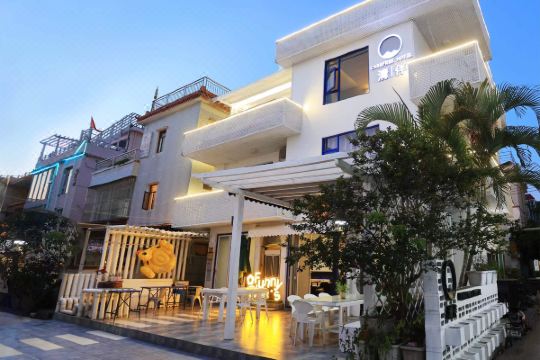 选择房间开业:2023清伴·深圳官湖美宿是一家位于山海之畔的民宿,三面