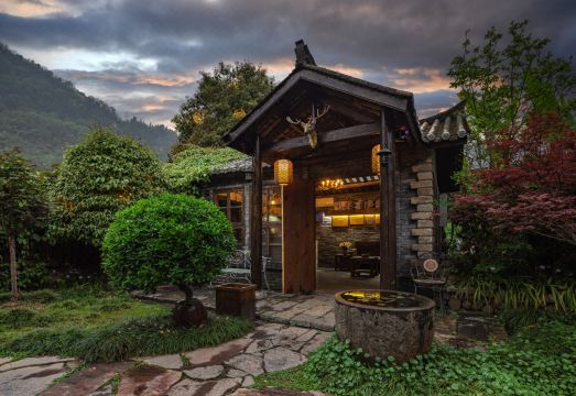 Qingshe Inn Hotel Overview