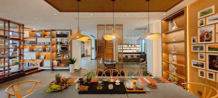 西双版纳景洪萨度•澜湄听涛度假酒店(曼听御花园泼水广场店)图片