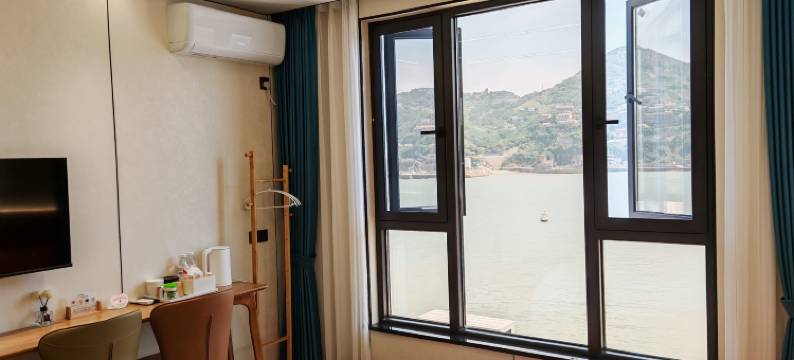 岸边有屋图片